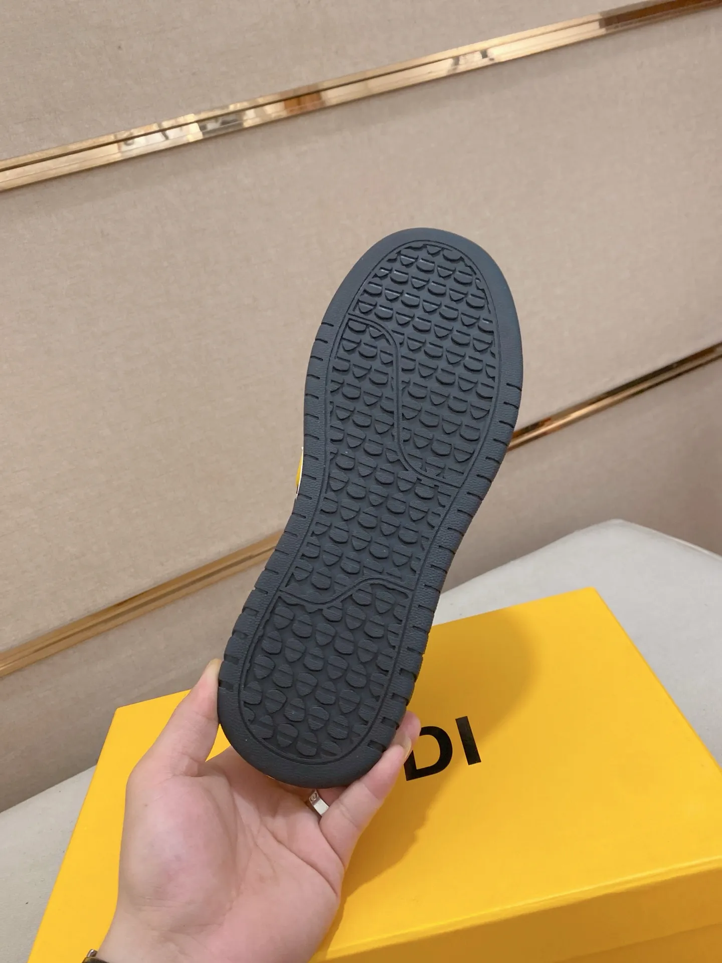 Men's shoes💰: 400💰[Fendi] Fendi's latest casual shoes for men! Available at counters simultaneously! A one-to-one replica of the original. All imported official website one-to-one cowhide fabric. The interior is made of top-grade sheepskin, and the original factory-supplied rubber outsole is used. Leading new fashion concepts. Matching code: 38-44. (can be customized for 45 non-refundable)
